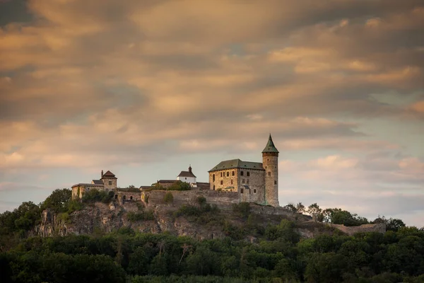 Château Kuneticka Hora au coucher du soleil — Photo