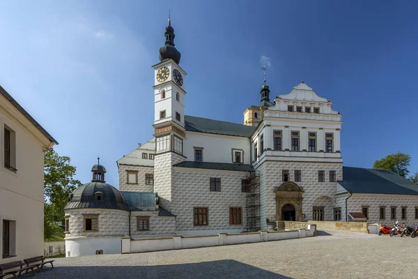 Чеська Республіка - замок Відродження у місті Пардубіце. — стокове фото