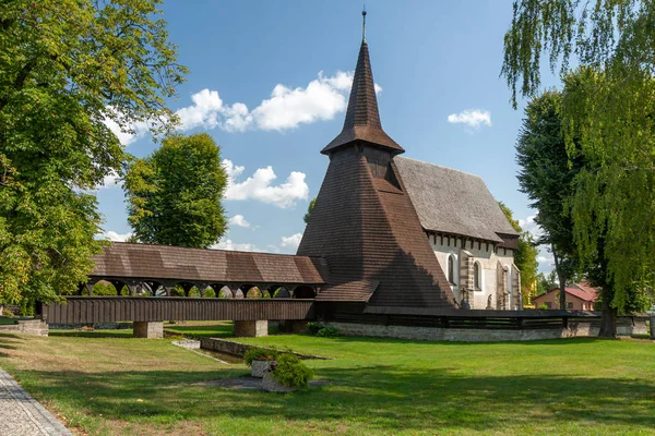 Igreja de madeira Koci no meio de um parque, Chrudim, República Checa — Fotografia de Stock