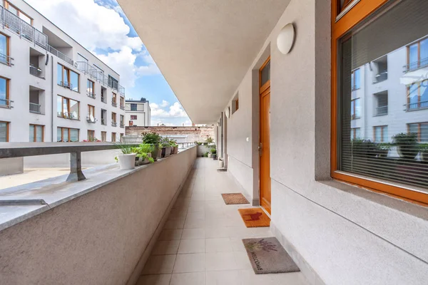 A building next to a window — Stock Photo, Image