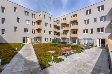 Büyük tuğlalı bir bina. Büyük tuğlalı bir bina. Çek Cumhuriyeti, Hradec Kralove şehri. Yüksek kalite fotoğraf