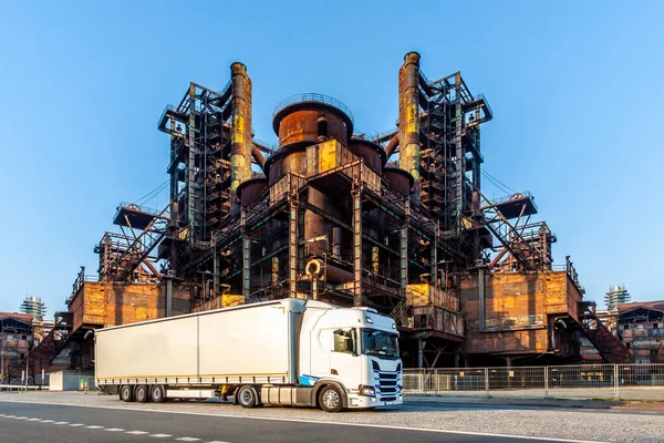 Weißer LKW ist auf Autobahn unterwegs — Stockfoto