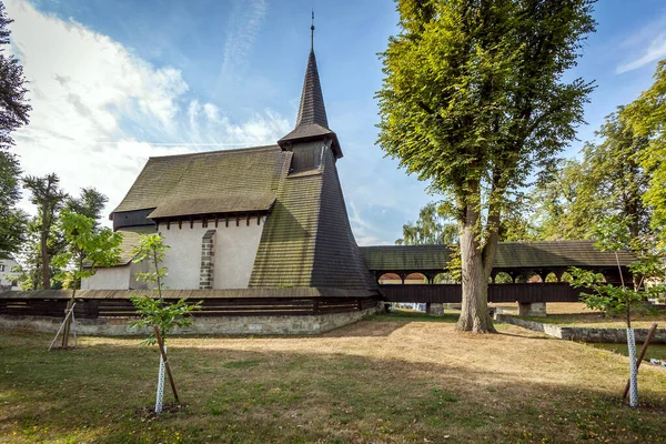 Igreja de madeira Koci no meio de um parque, Chrudim, República Checa Fotos De Bancos De Imagens