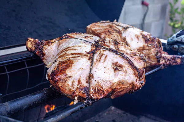 Un pedazo grande de carne de cerdo en una parrilla —  Fotos de Stock