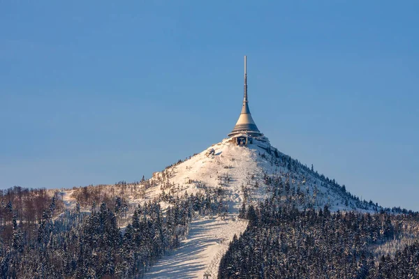 Česká republika - Liberec - vysílač Jested v zimě - krásný slunečný den — Stock fotografie