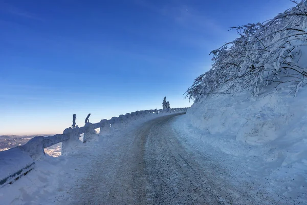 República Checa - Liberec - Hermoso camino nevado con sol . — Foto de Stock