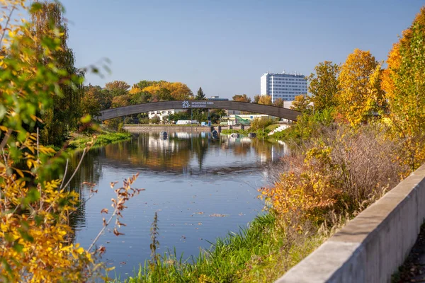 Drewniany most nad akwenem wodnym - miasto Pardubice — Zdjęcie stockowe