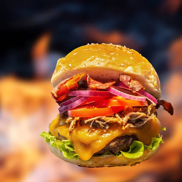Close-up de hambúrgueres caseiros com chamas de fogo . — Fotografia de Stock