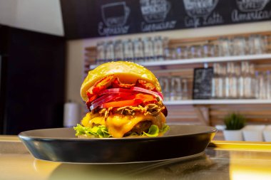 Lokantada tabakta lezzetli hamburgerler var..