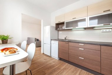 Modern bir dairede fotoğraf çekimi..