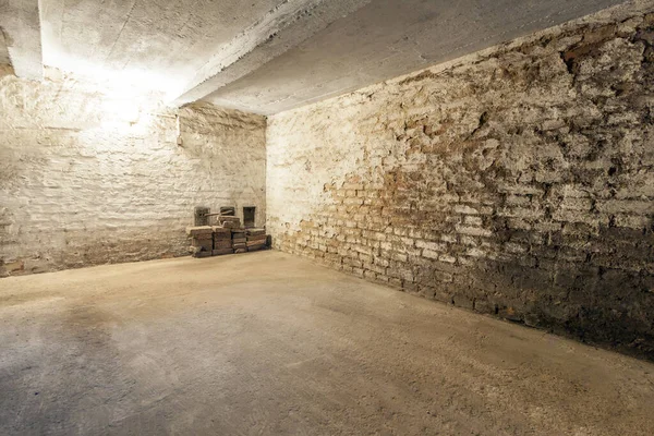 Övergiven tom gammal mörk källare under jord — Stockfoto