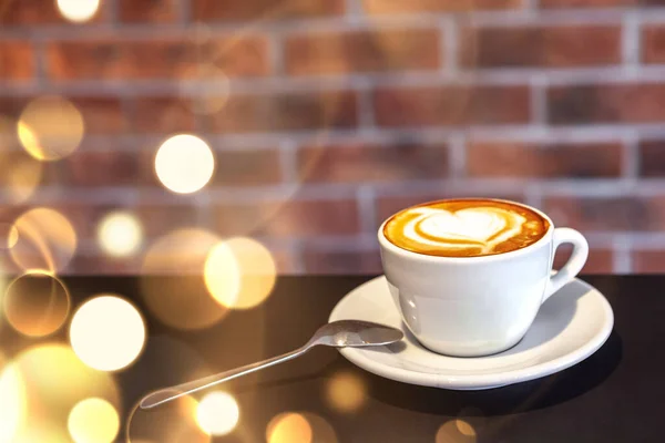 Een kopje koffie op een met hart, Valentijnsdag, rode muur — Stockfoto