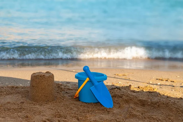 Una persona sentada en una playa de arena junto al océano — Foto de Stock