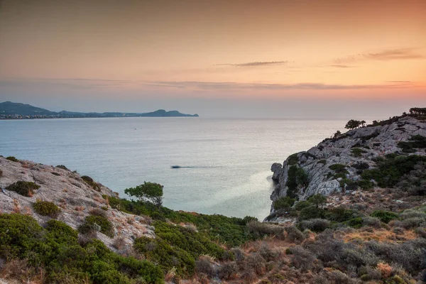 Salida del sol en la bahía cerca de la ciudad Kolympia, Rodas, Grecia —  Fotos de Stock