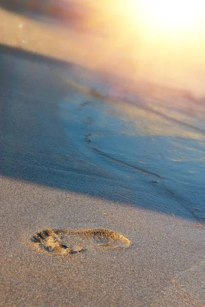 Görögország, Rhodos - lábnyomok a homokos tengerparton a tenger szélén. — Stock Fotó