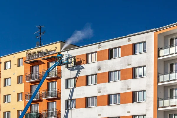 Worker with high pressure washer cleaning house facade — Stock Photo, Image