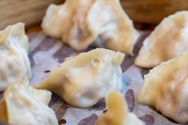 Çin usulü buğulanmış hamur köftelerini yakın.