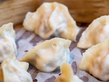 Çin usulü buğulanmış hamur köftelerini yakın.