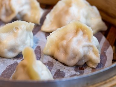 Çin usulü buğulanmış hamur köftelerini yakın.