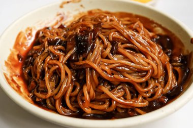 Kore fasulyeli erişte - siyah soslu jajangmyeon noodle ve beyaz kasede sebze