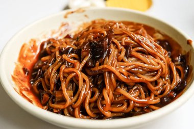 Kore fasulyeli erişte - siyah soslu jajangmyeon noodle ve beyaz kasede sebze