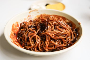 Kore fasulyeli erişte - siyah soslu jajangmyeon noodle ve beyaz kasede sebze