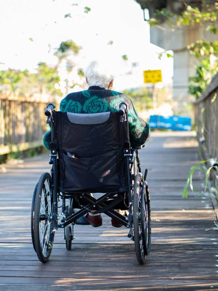 Ältere Asiatische Frauen Ältere Menschen Sitzen Rollstuhl Freien — Stockfoto