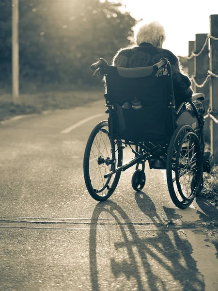 Bild Einer Einsamen Alten Frau Die Rollstuhl Sitzt Und Das — Stockfoto