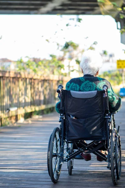 Bild Einer Einsamen Alten Frau Die Rollstuhl Sitzt Und Das — Stockfoto