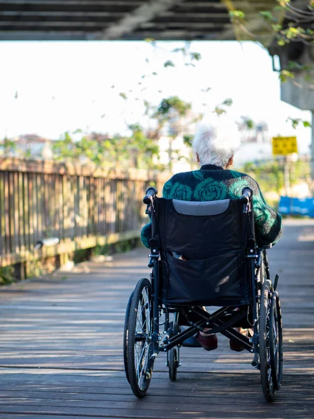 Bild Einer Einsamen Alten Frau Die Rollstuhl Sitzt Und Das — Stockfoto