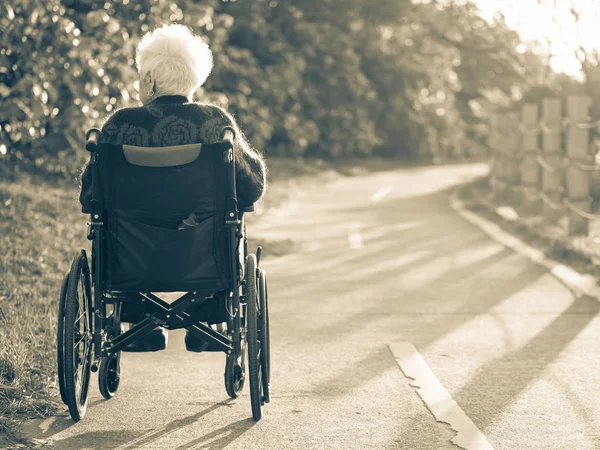 Bild Einer Einsamen Alten Frau Die Rollstuhl Sitzt Und Das — Stockfoto