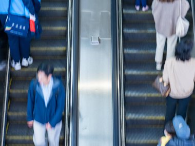 İnsanlar acele yürüyen merdiven hareket bulanık.