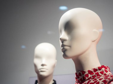 Bir moda evi içinde kadın mankenleri