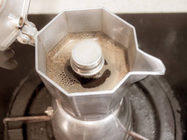 Moka kahve makinesini yakın plan kullanarak koyu moka kahve yapmak.