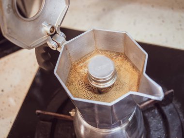 Moka kahve makinesini yakın plan kullanarak koyu moka kahve yapmak.