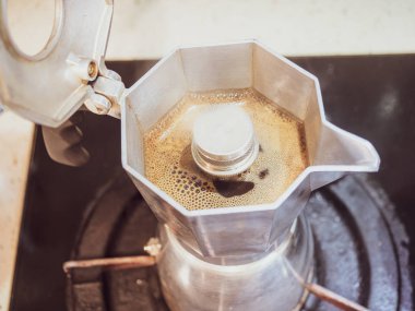 Moka kahve makinesini yakın plan kullanarak koyu moka kahve yapmak.