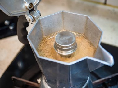 Moka kahve makinesini yakın plan kullanarak koyu moka kahve yapmak.