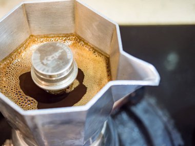 Moka kahve makinesini yakın plan kullanarak koyu moka kahve yapmak.