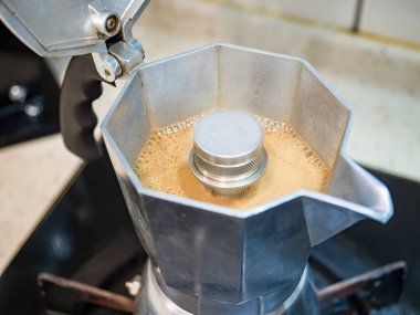 Moka kahve makinesini yakın plan kullanarak koyu moka kahve yapmak.