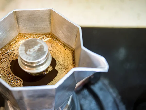 Создание Черного Кофе Мока Помощью Кофе Мока Крупным Планом — стоковое фото