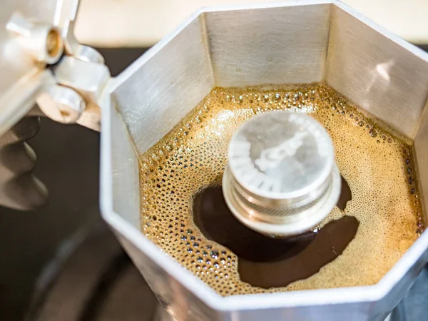 Moka kahve makinesini yakın plan kullanarak koyu moka kahve yapmak.