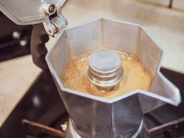 Moka kahve makinesini yakın plan kullanarak koyu moka kahve yapmak.
