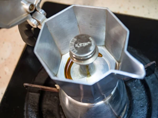 Moka kahve makinesini yakın plan kullanarak koyu moka kahve yapmak.