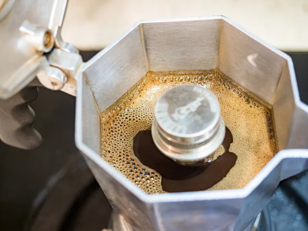 Moka kahve makinesini yakın plan kullanarak koyu moka kahve yapmak.