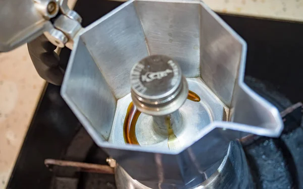 Het Maken Van Zwarte Moka Koffie Met Behulp Van Moka — Stockfoto