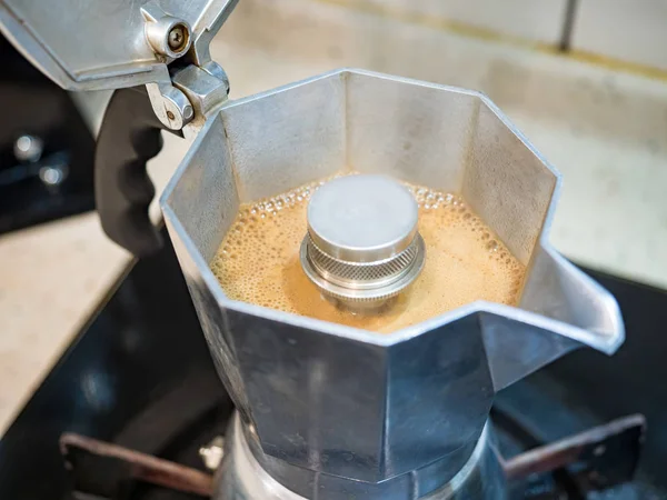 Moka kahve makinesini yakın plan kullanarak koyu moka kahve yapmak.