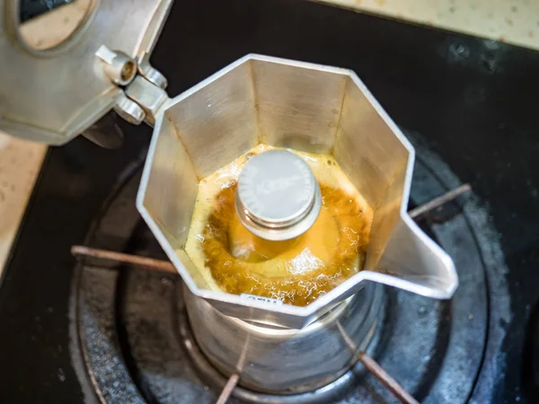 Moka kahve makinesini yakın plan kullanarak koyu moka kahve yapmak.