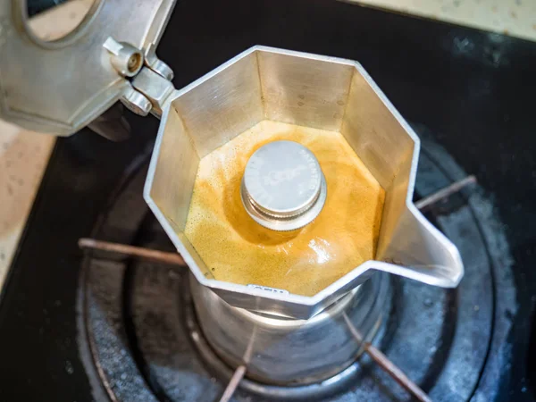 Moka kahve makinesini yakın plan kullanarak koyu moka kahve yapmak.