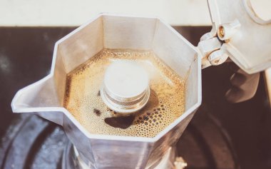 Sıcak kahve ile İtalyan geleneksel kahve makinesi dışarı emkine akan