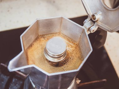 Sıcak kahve ile İtalyan geleneksel kahve makinesi dışarı emkine akan